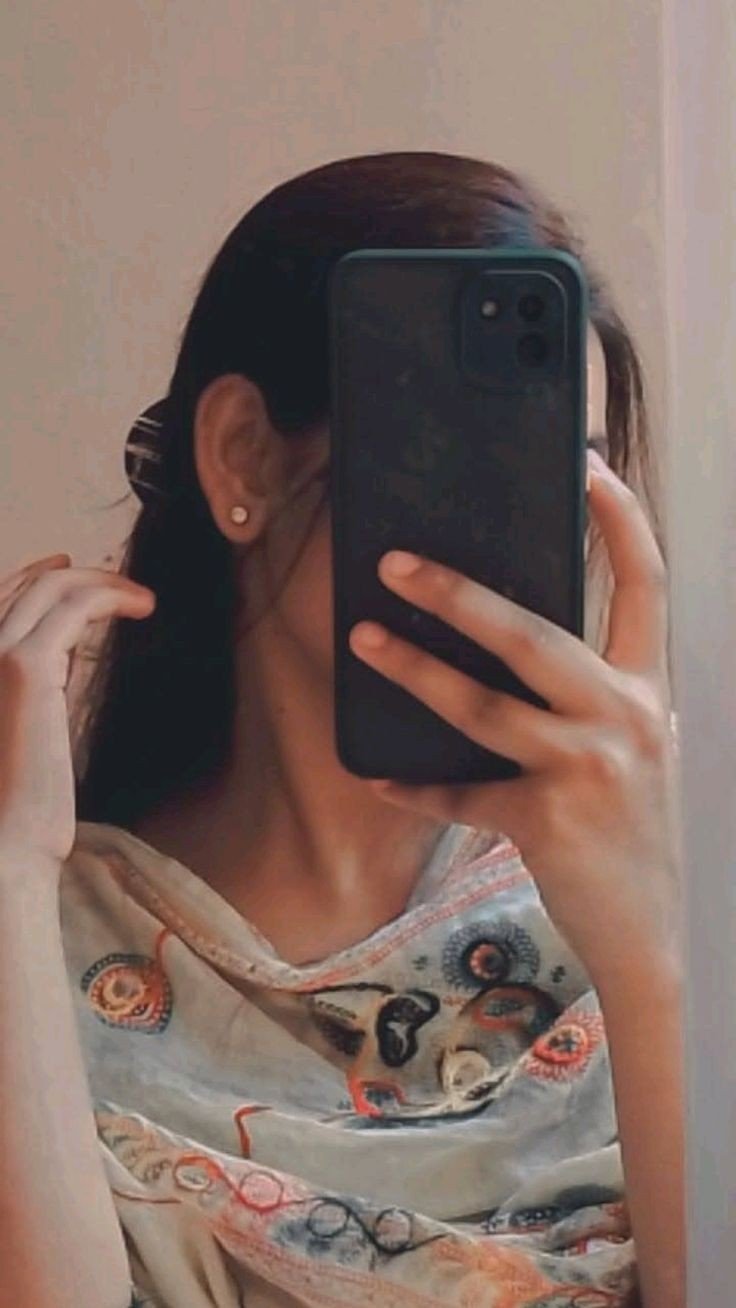 Hidden face girl pic for Instagram mirror