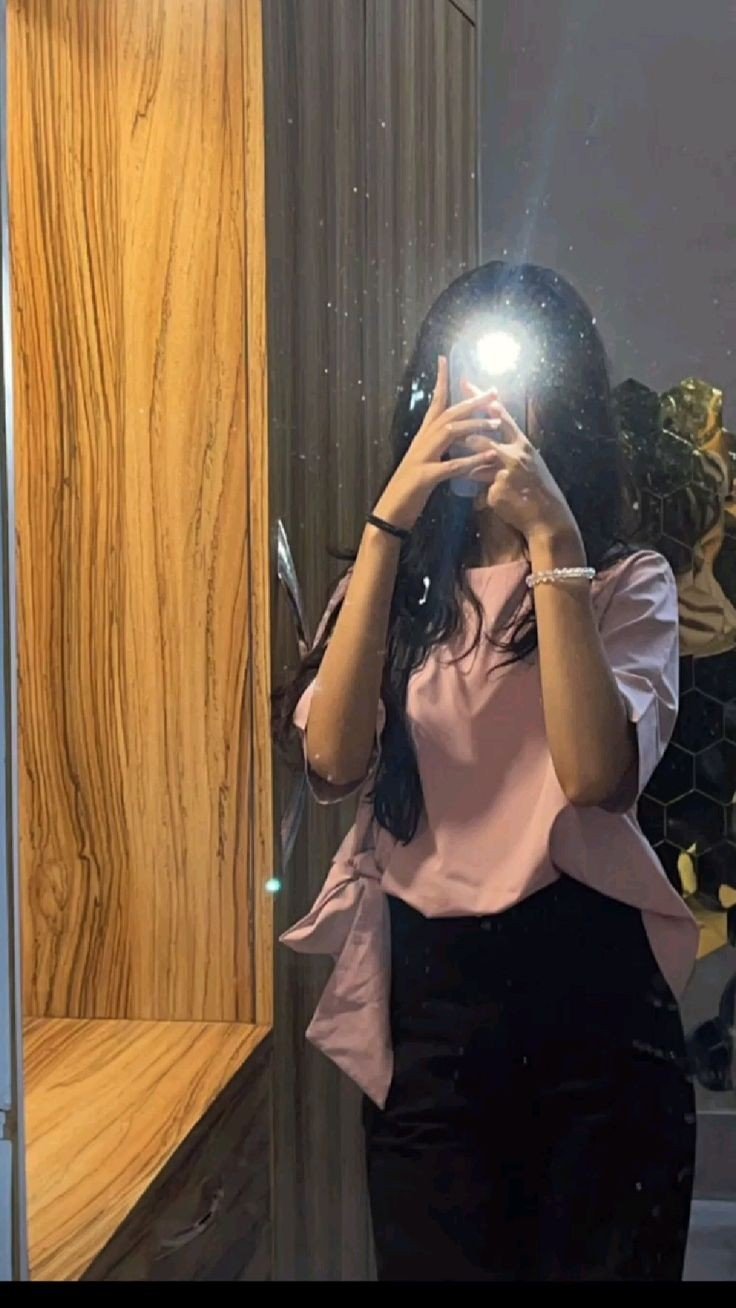 Hidden face girl pic for Instagram mirror
