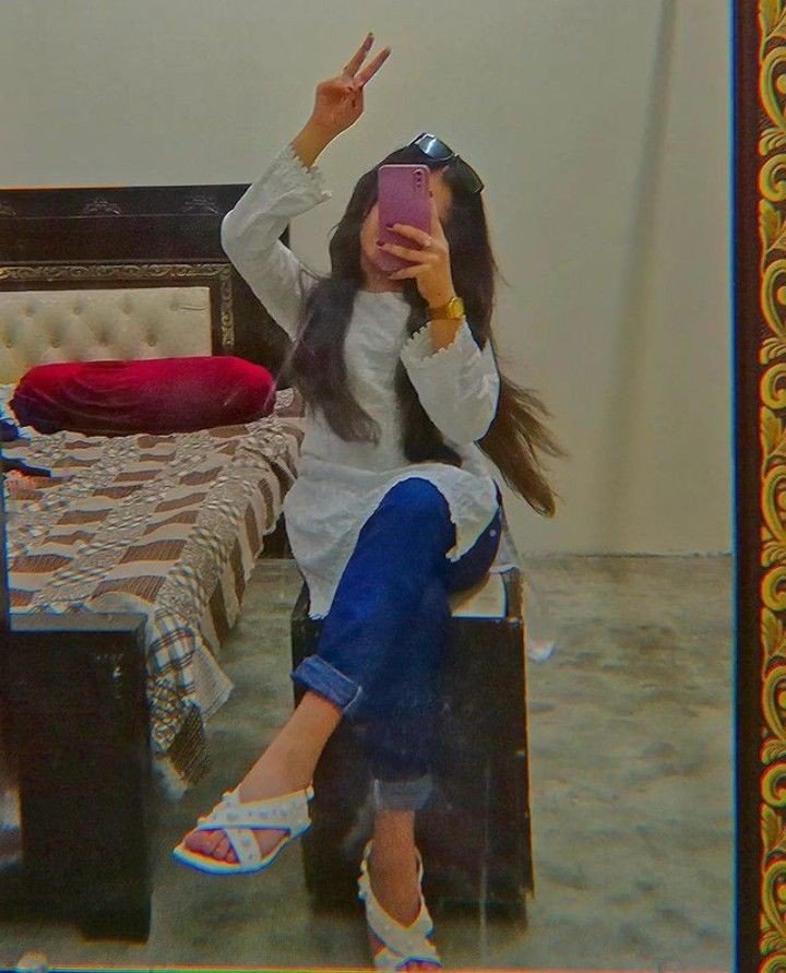 Hidden face girl pic for Instagram mirror