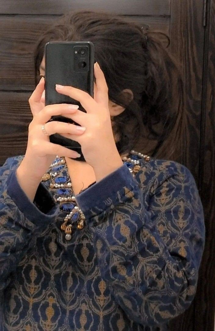 Hidden face girl pic for Instagram short hair
