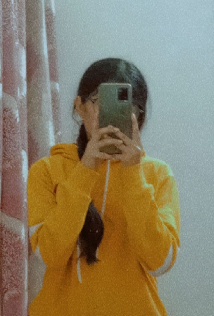 Hide face girl pic mirror