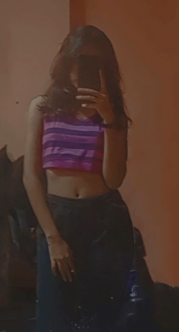 Hide face girl pic mirror