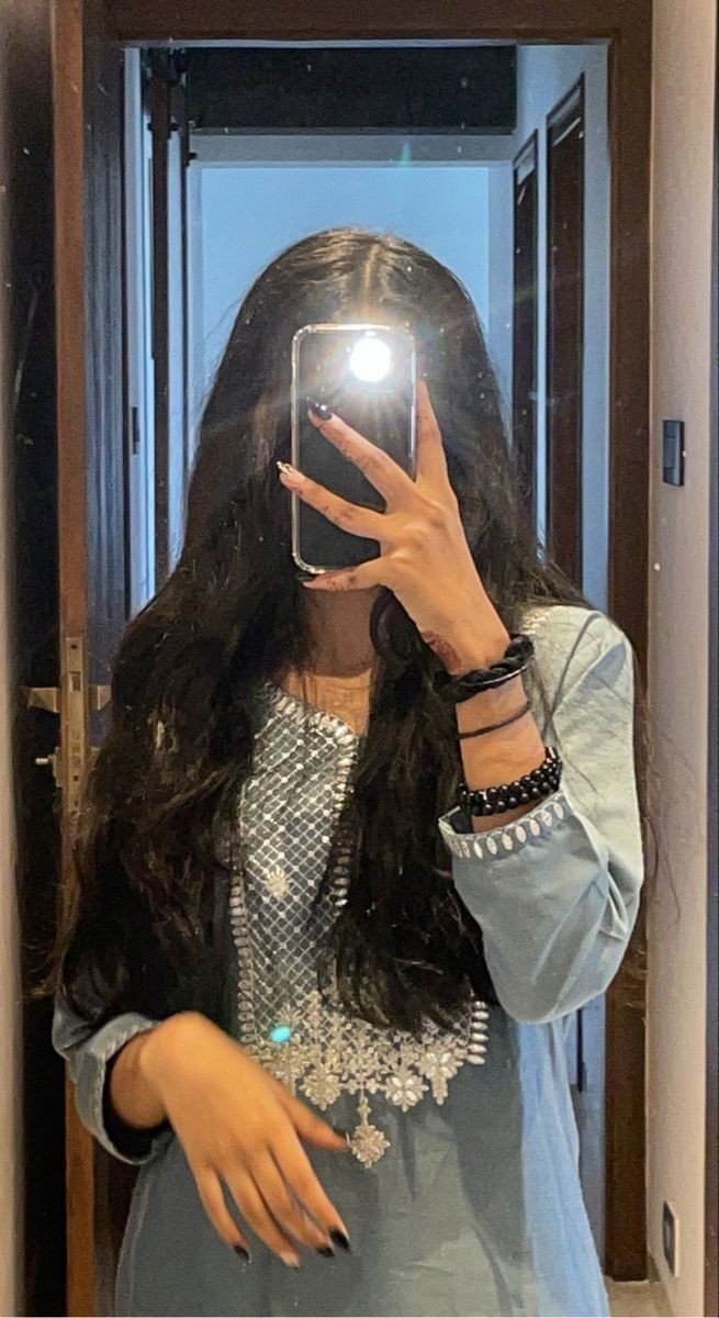 Hide face girl pic mirror