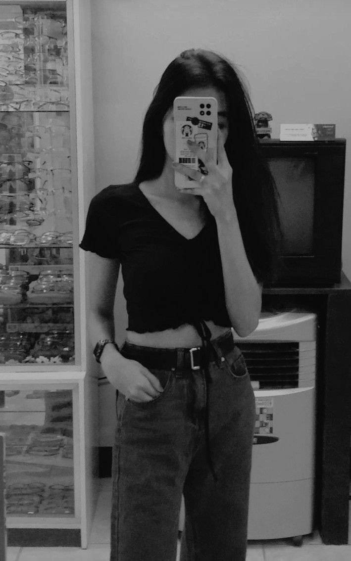 Hide face girl pic mirror